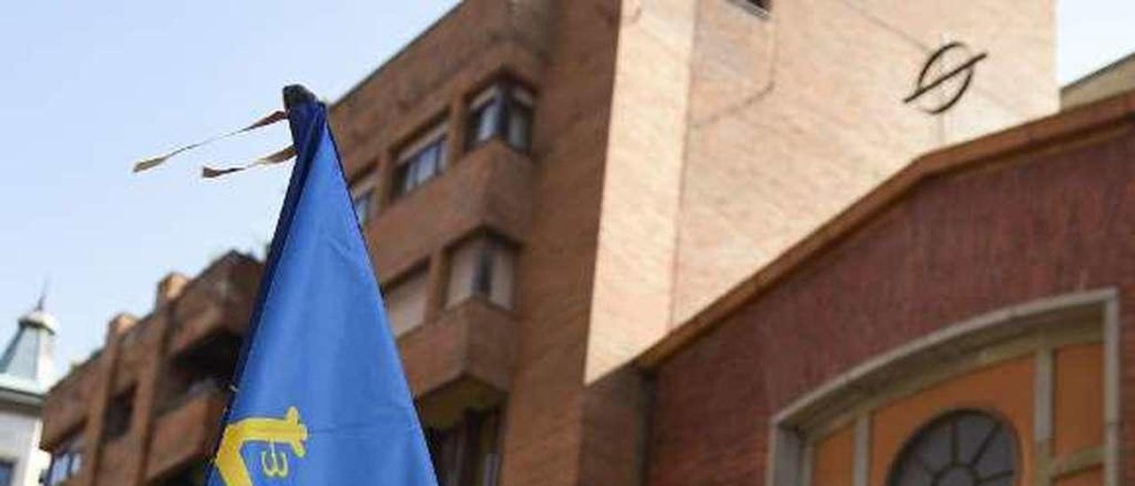 Ángel Lago, ayer, con la bandera de Tunos Veteranos de la Universidad de Oviedo.