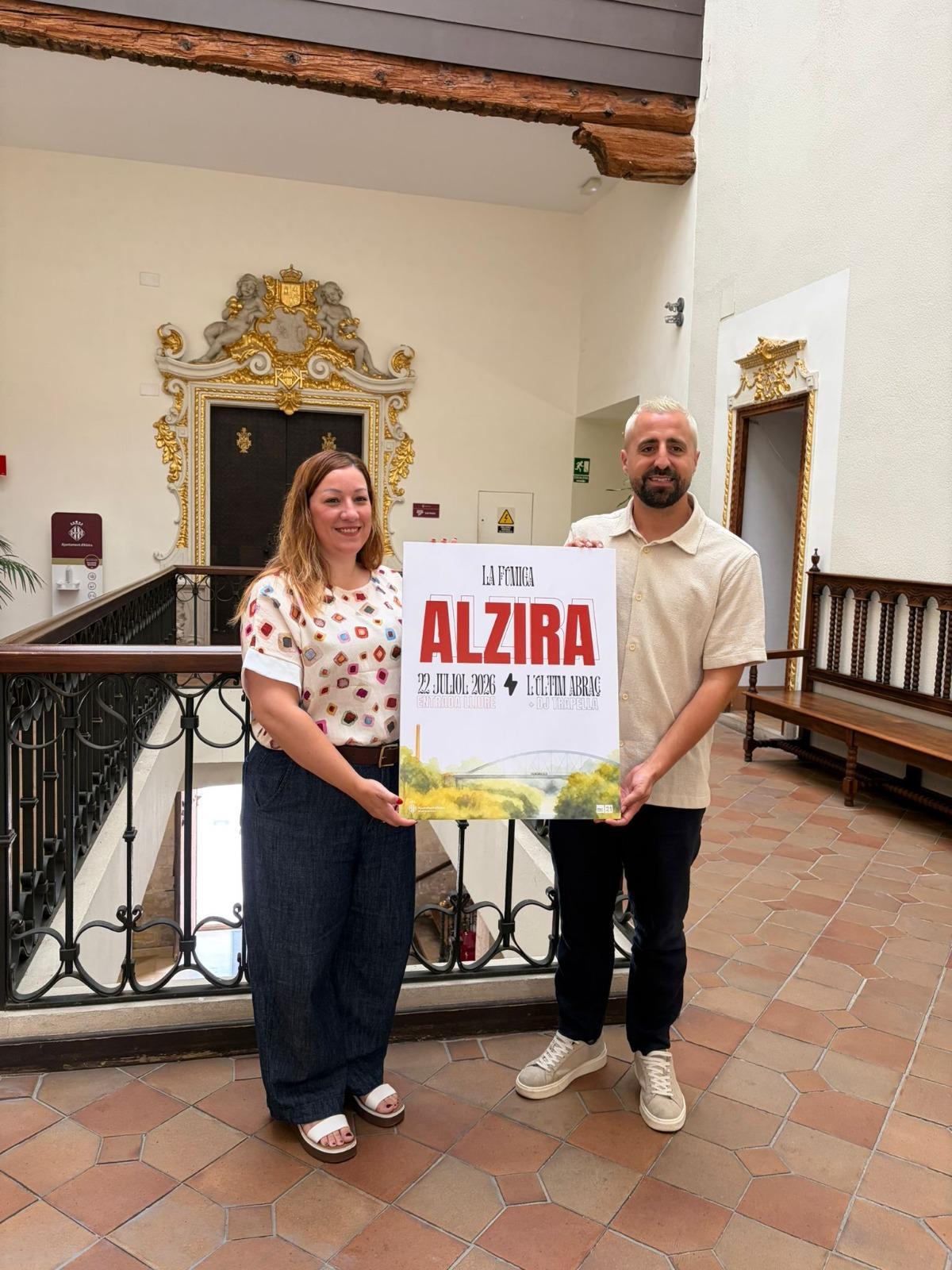 La regidora de Festes, Gemma Alós, i el vocalista de La Fúmiga, Artur Martínez, en la presentació del cartell del concert.