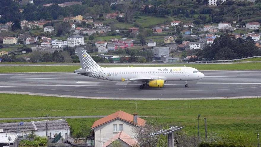 Un avión de la compañía Vueling aterriza en Alvedro.