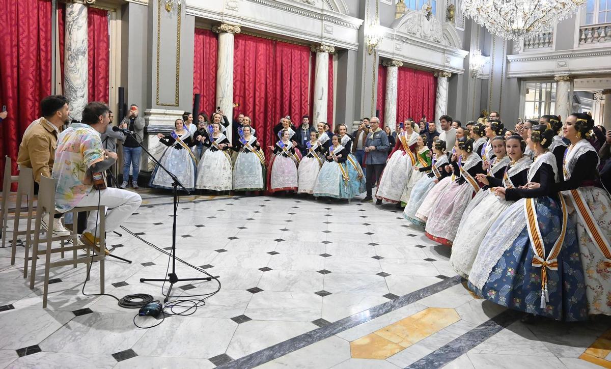 Bombai interpreta "Llamas" y "Solo si es contigo" ante falleras mayores y cortes de honor