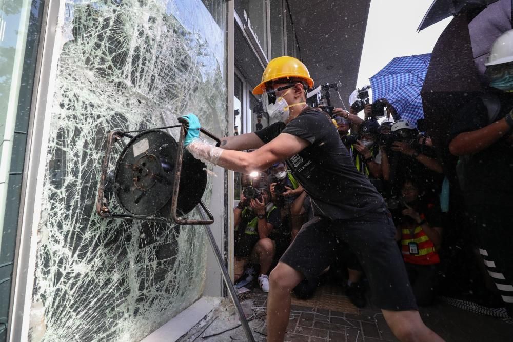 Policías y manifestantes hongkoneses chocan en ...