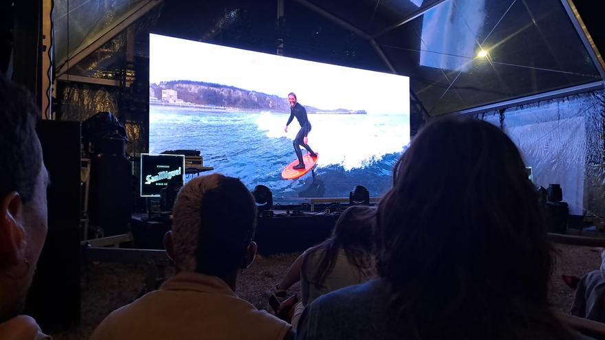 Amigos y familiares del surfista Jacobo Rodríguez honran su memoria en Salinas