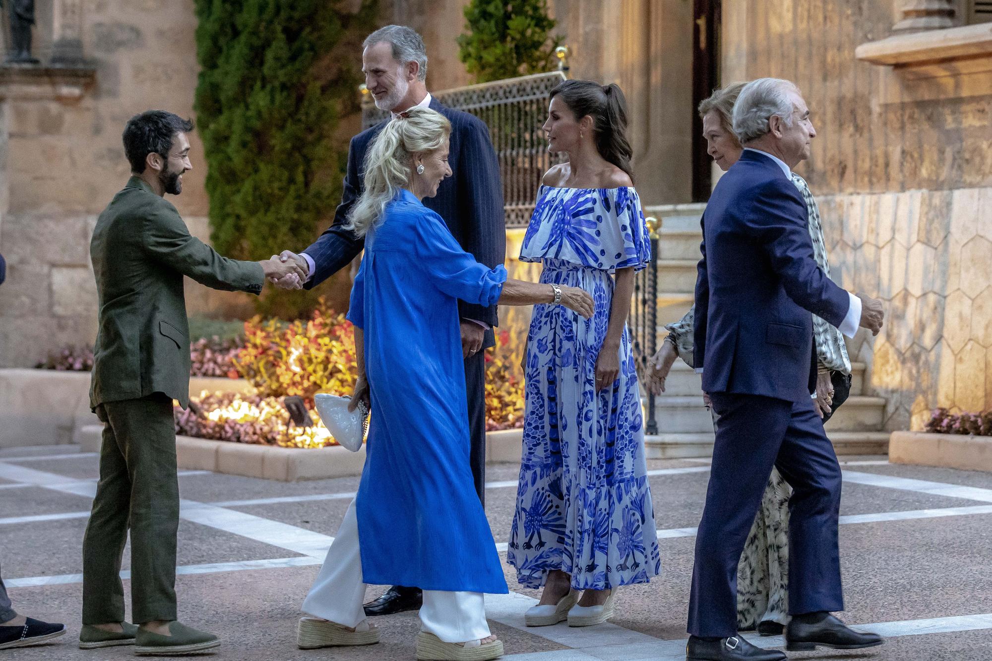 Mira aquí todas las fotos de la visita de los Reyes al Palacio Marivent para recibir a la sociedad balear