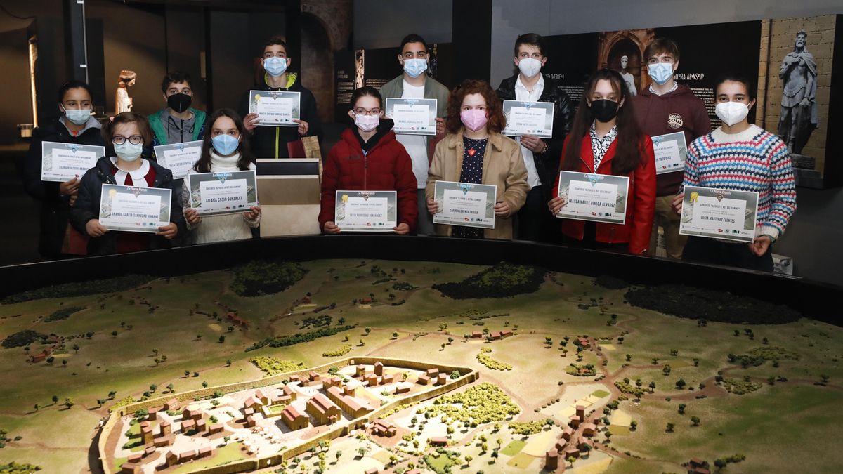 Los doce finalistas de las diferentes categorías y subcategorías posan con sus diplomas acreditativos en la sala que alberga la exposición “Camino Primitivo. Oviedo”.