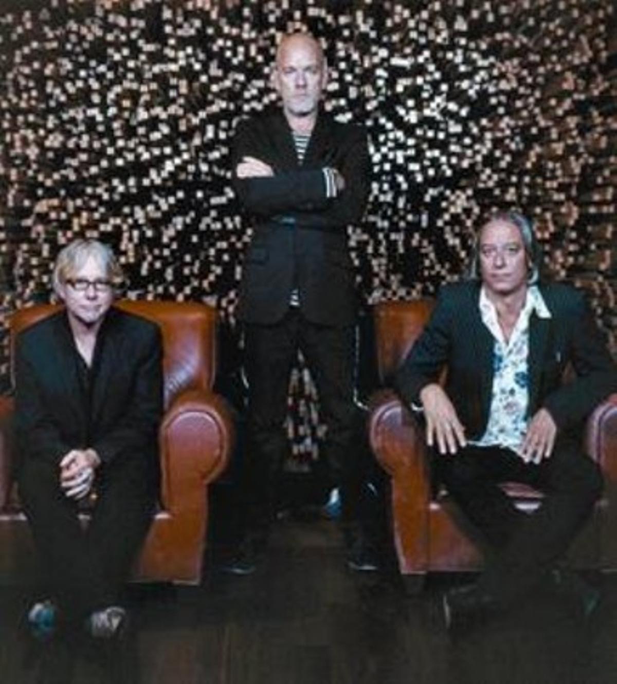 Mike Mills, Michael Stipe iPeter Buck, d’esquerra a dreta.