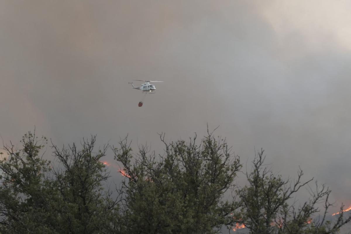 Un helicóptero trabaja en la extinción del incendio
