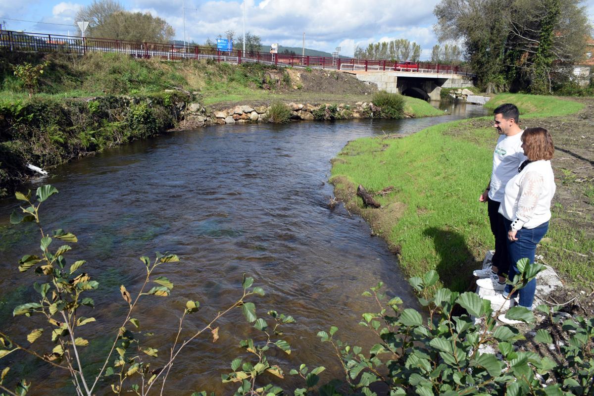 Tramo del río Louro, afluente del Ulla, adecentado para evitar desbordamientos.
