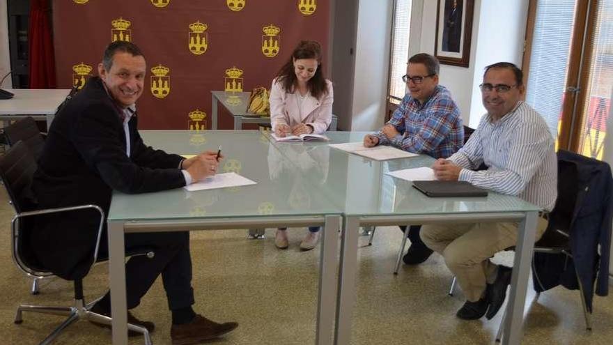 Asistentes a la reunión de trabajo de Zamora 10, en el Ayuntamiento de Benavente.