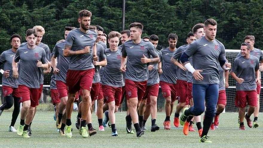 La plantilla del Pontevedra durante un entrenamiento de esta semana en A Xunqueira. // Rafa Vázquez