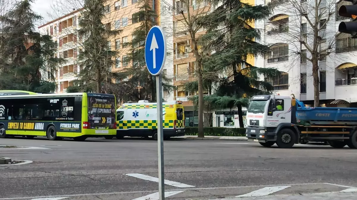 Cuatro pasajeros resultan heridos tras chocar un autobús urbano con un camión en prácticas del Ejército en Badajoz