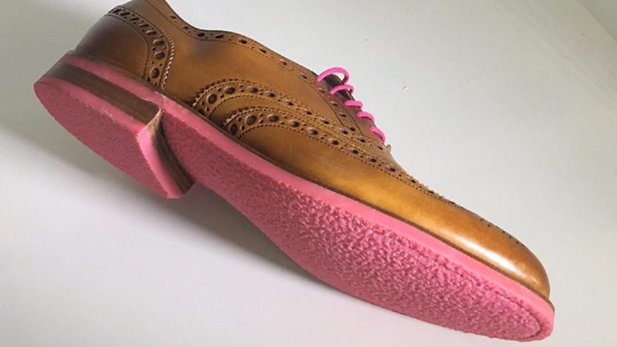 Uno de los zapatos con suela de chicle reciclado creados por la empresa de Anna Bulls.