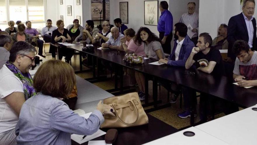 El consejo político de IU en Gijón, ayer por la tarde, reunido.