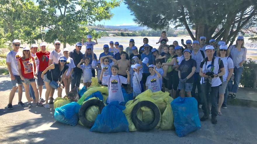 Grupo de voluntarios limpiando la ensenada de San Simón.