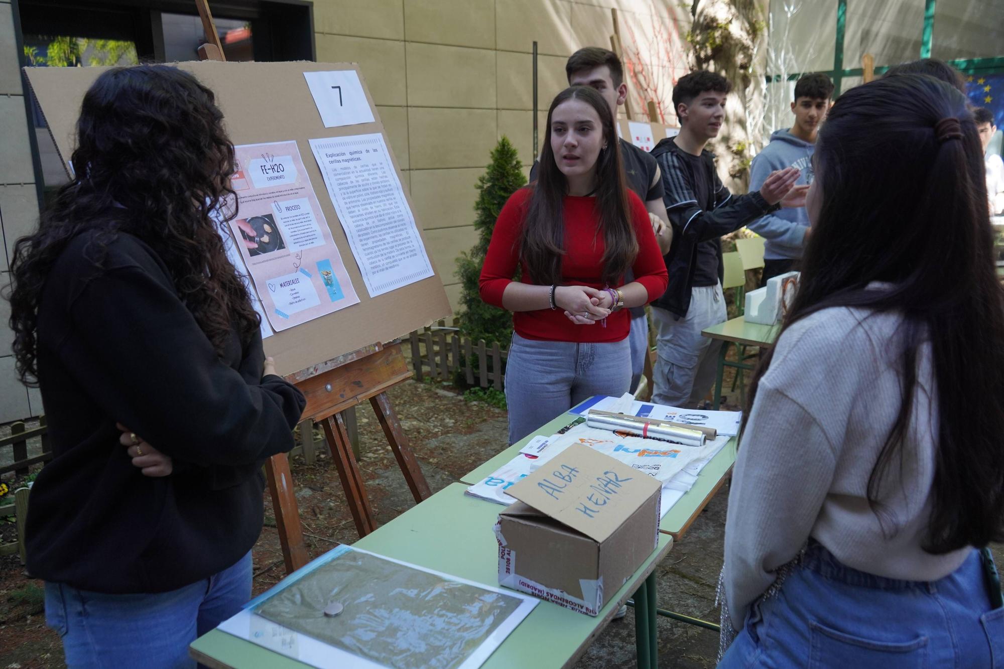 Alumnos de Física de 2º de Bachillerato del IES María de Molina explican magnetismo a sus compañeros.