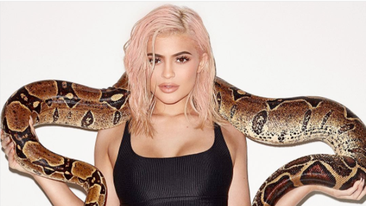 Kylie Jenner posa así, natural, con una serpiente