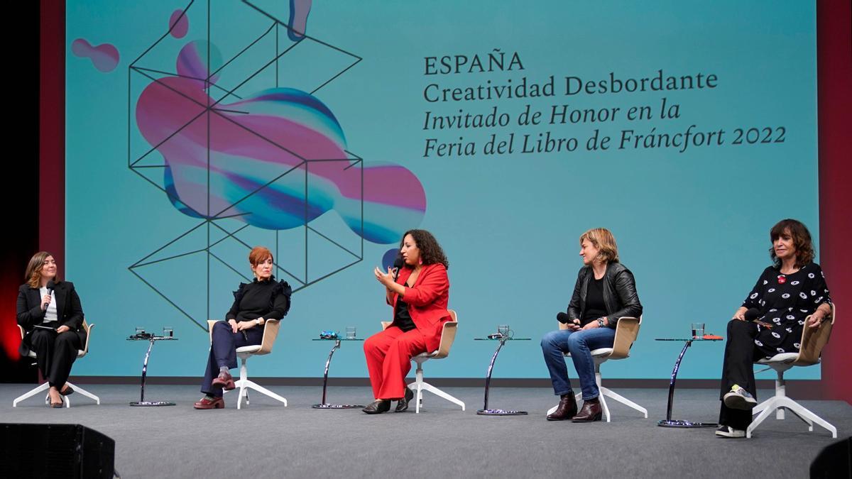 Las escritoras Elvira Lindo, Najat El Hachmi, Karmele Jaio y Rosa Montero (de izquierda a a derecha), moderadas por Laura Barrachina.