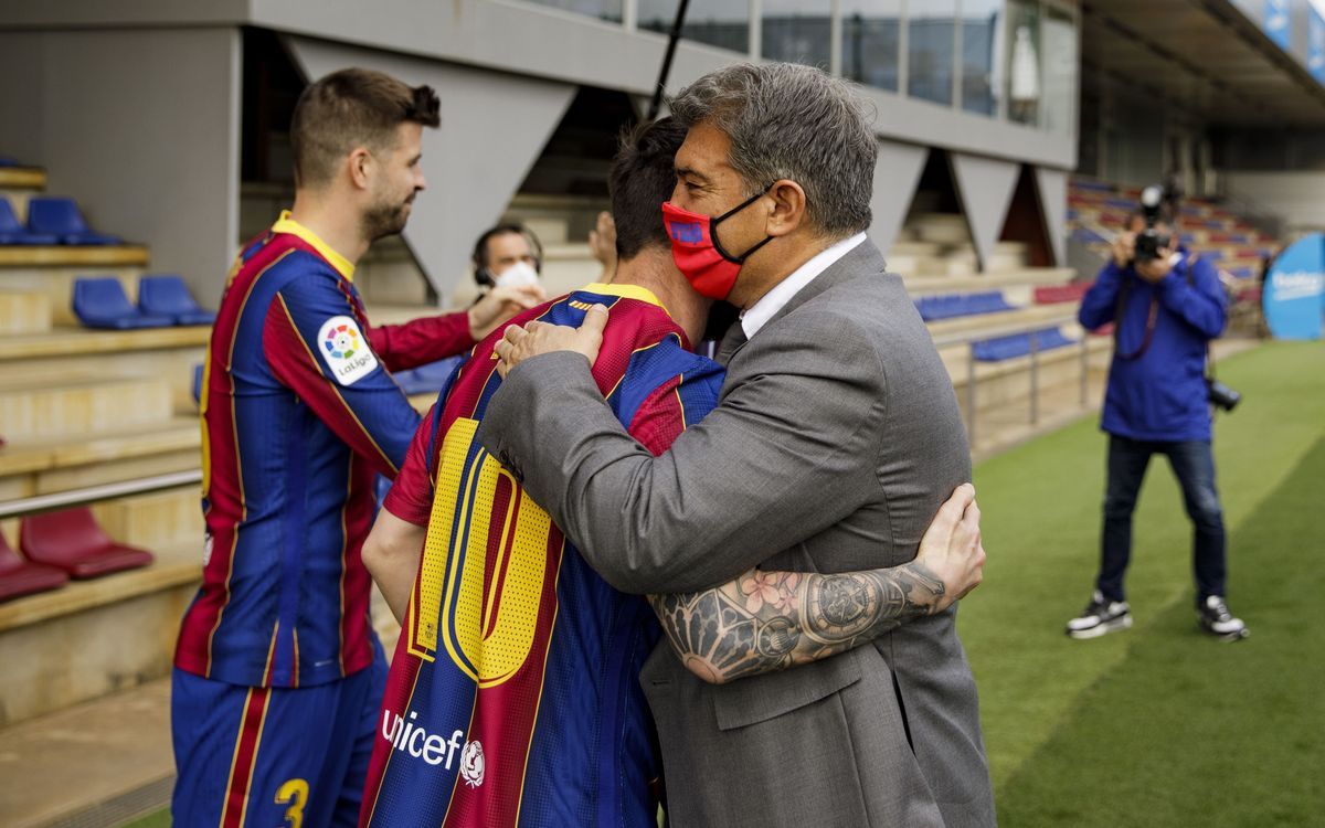 Laporta se abraza a Messi antes de la foto oficial con la plantilla en la ciudad deportiva de Sant Joan Despí.