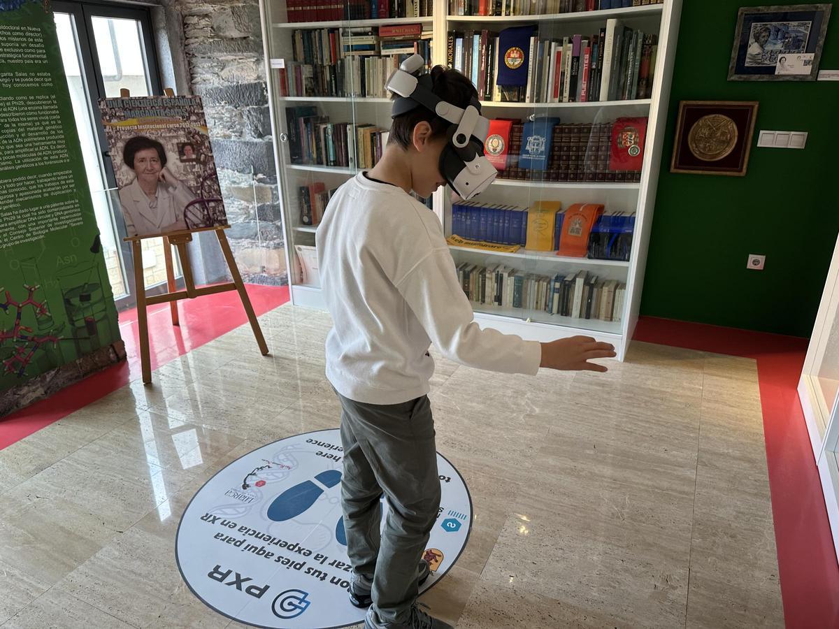 Un niño con las gafas de realidad virtual, en la sala dedicada  Margarita Salas.