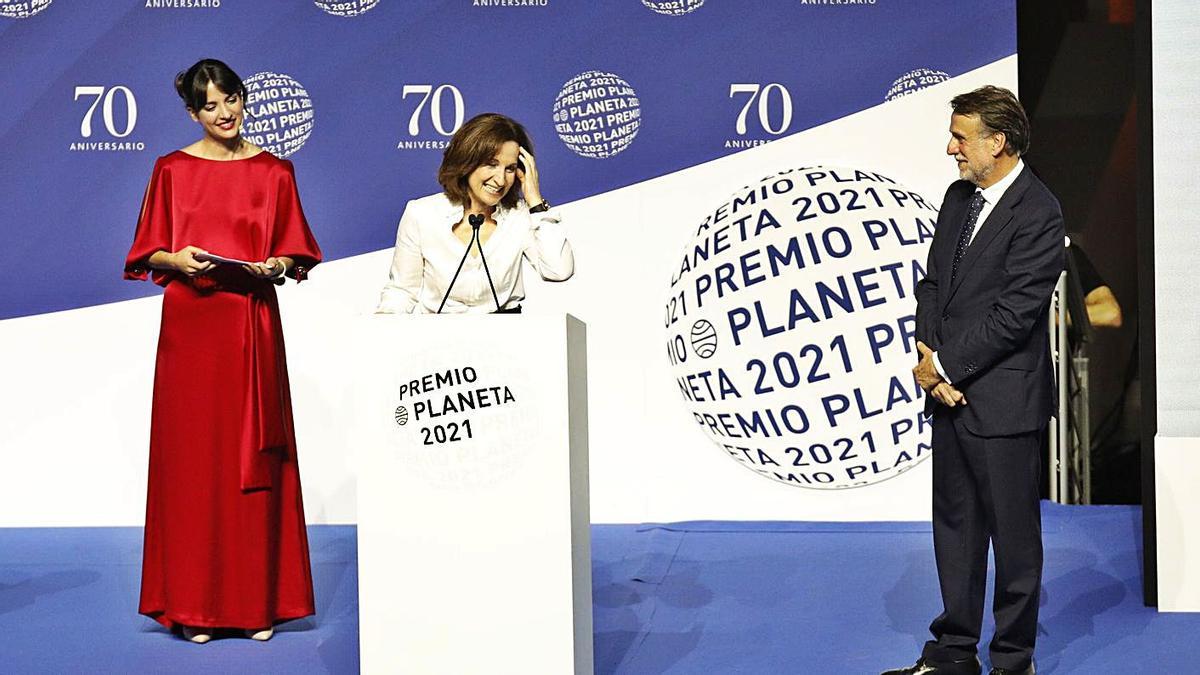 José Creuheras, el rey Felipe VI,  el alicantino Jorge Díaz, Agustín Martín, Antonio Mercero y la reina Letizia. | EP/KIKE RINCÓN