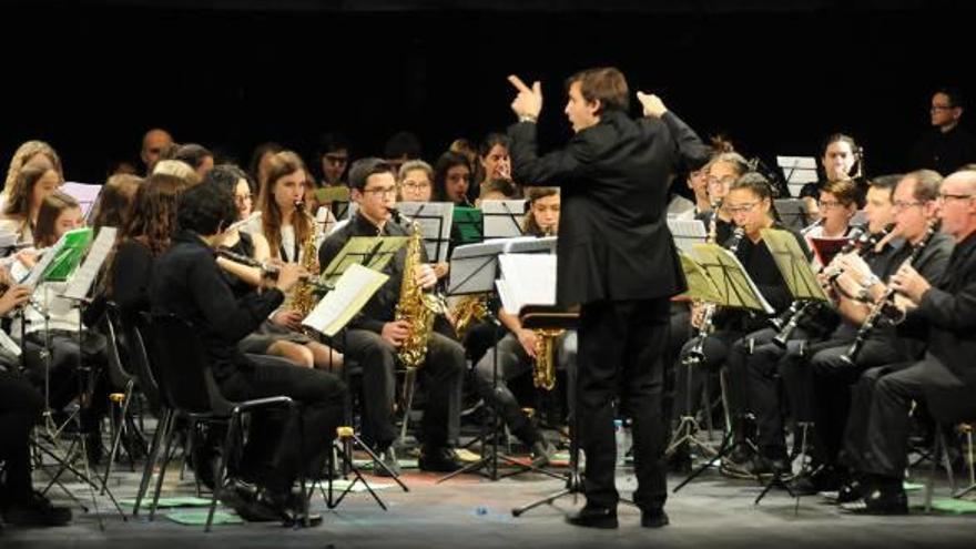 Els integrants de la Unió Musical del Bages actuant ahir al teatre Conservatori