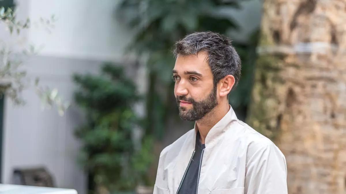 Formado en las filas de Inditex y creador de su firma homónima en 2012, Erroz fue elegido mejor diseñador masculino español en el Woolmark Prize International en 2017 y ha desfilado en plataformas como MBFWMadrid y la Vienna Fashion Week.