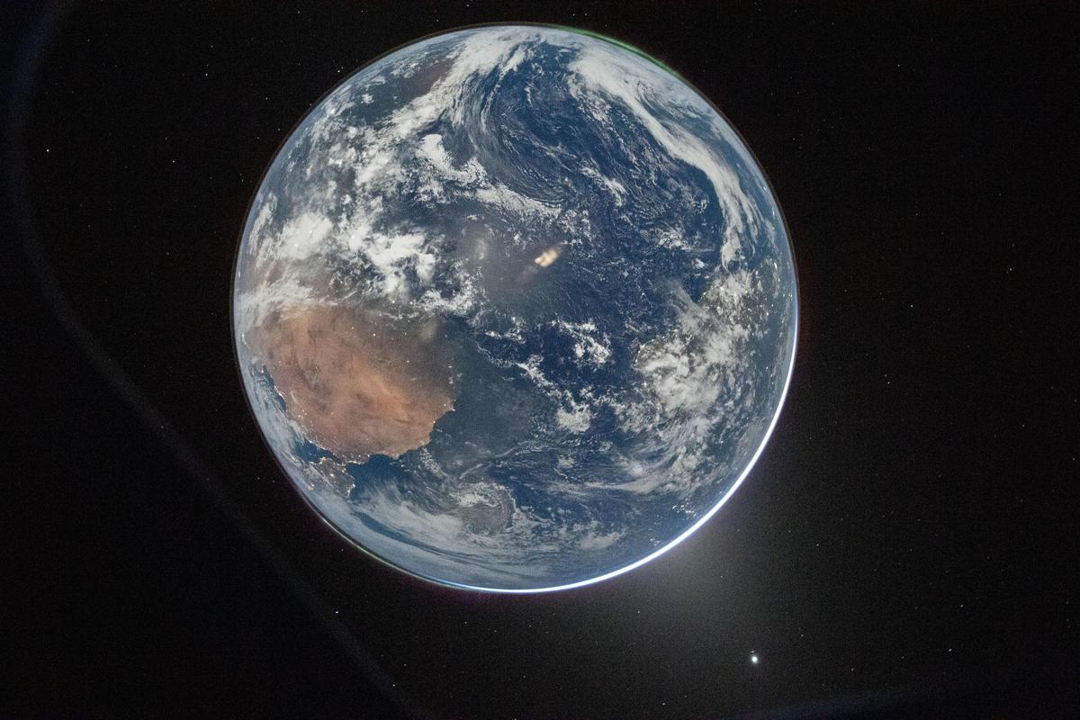 L'astronauta de la NASA i comandant de l'Artemis II, Reid Wiseman, fotografia la Terra des de la finestra de la nau espacial Orion el 2 d'abril de 2026.