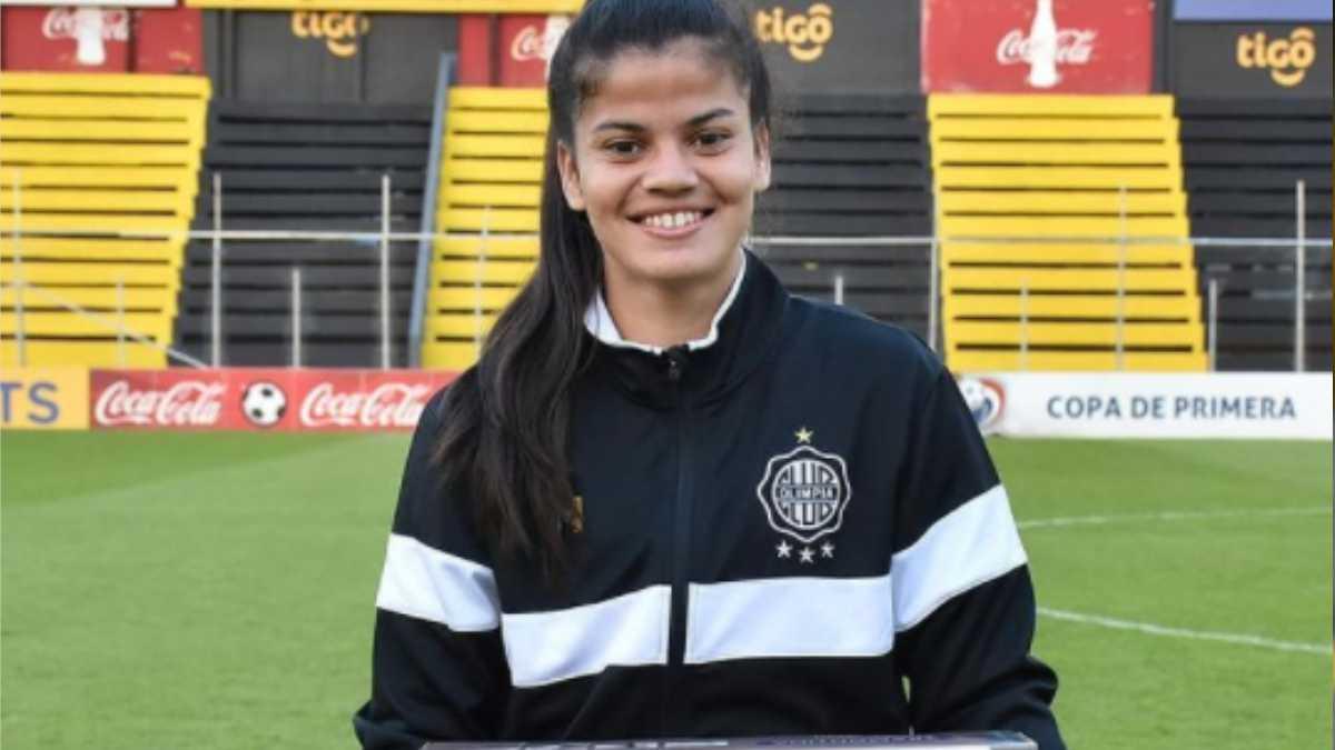 Premio machista para una futbolista paraguaya: ¡recibe un conjunto de cacerolas!