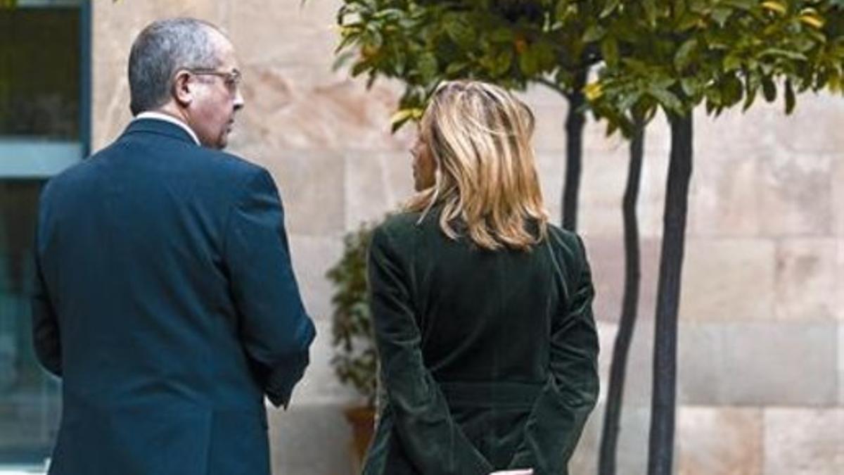 Felip Puig y Joana Ortega, en el Palau de la Generalitat, ayer, antes de la reunión del Govern.