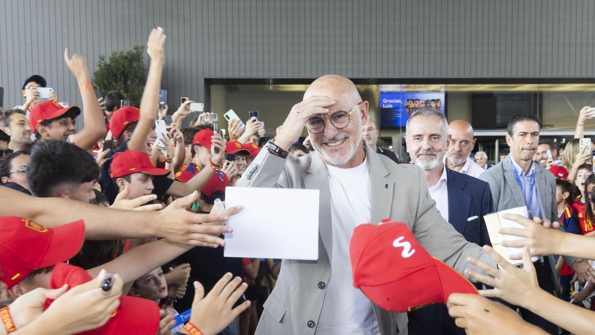 El baño de masas sin fin de Luis de la Fuente: "La responsabilidad que tenemos ahora es enorme"