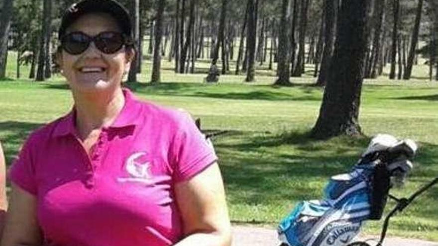 Irene Cacabelos, en un campo de golf. // Cedida