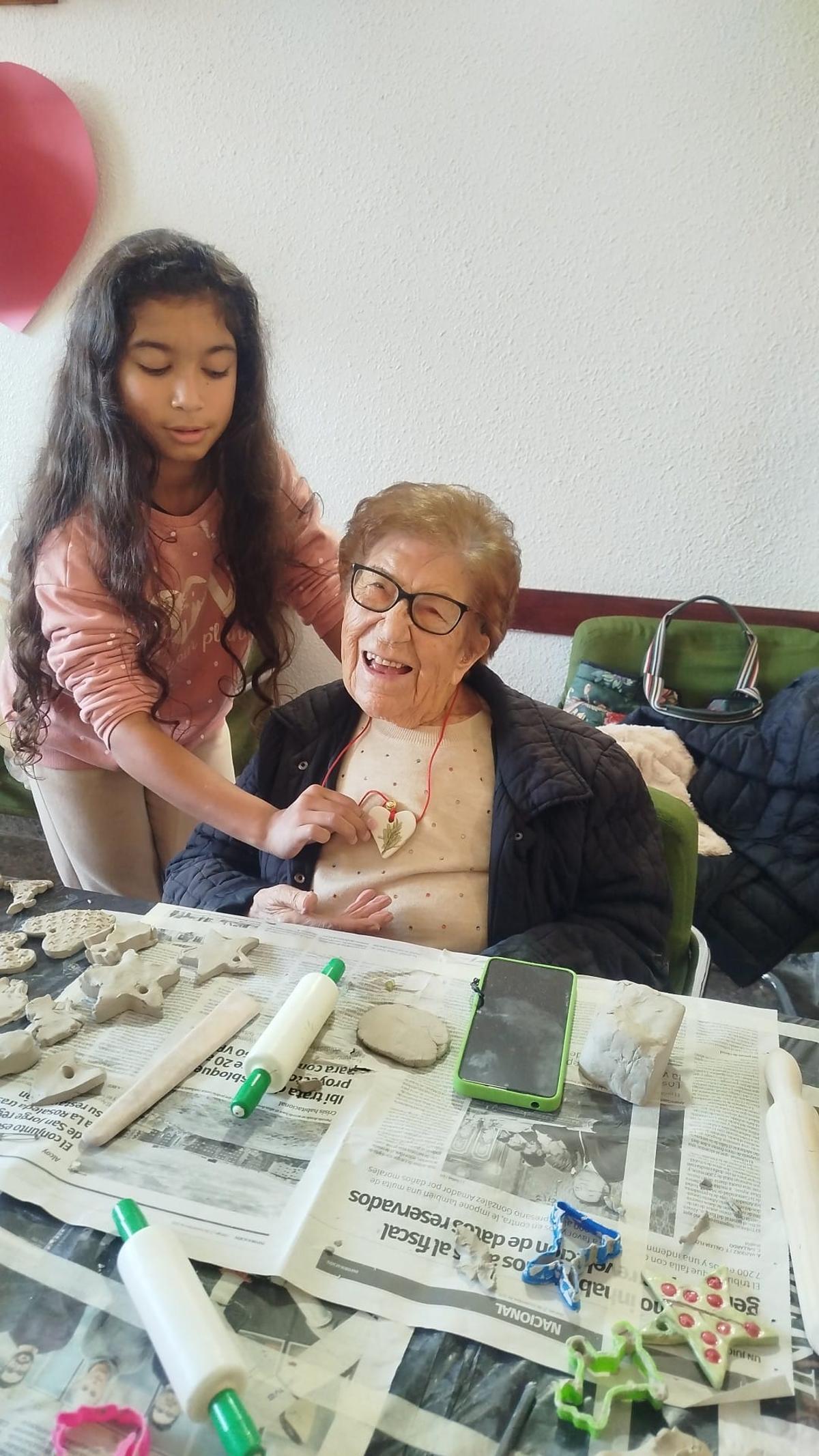 Alumnos del colegio Cuba y residentes en el centro de mayores Francisco Casanovas comparten actividades una vez a la semana en Torrevieja