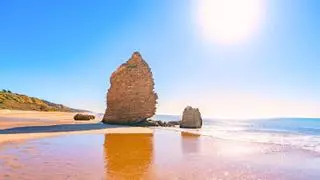 La playa de arena dorada donde desemboca el río más caudaloso de Andalucía: más de cinco kilómetros de litoral protegido y la puerta natural de Doñana