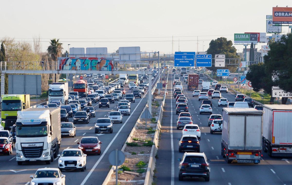 Aspecto de la Pista de Silla, con tráfico denso en hora punta este miércoles a las siete de la tarde