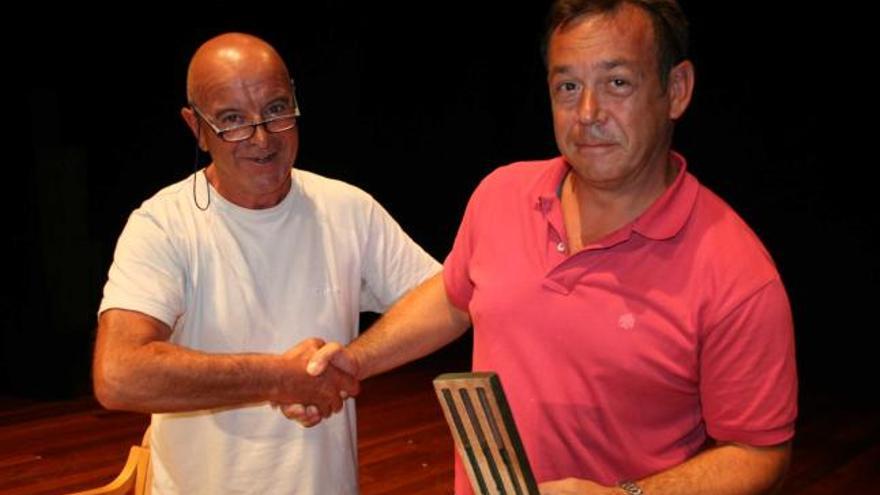 José Antonio Fernández, secretario de la Asociación de Amigos de Vegadeo y su Concejo, entrega un detalle al profesor José Antonio Álvarez Castrillón.