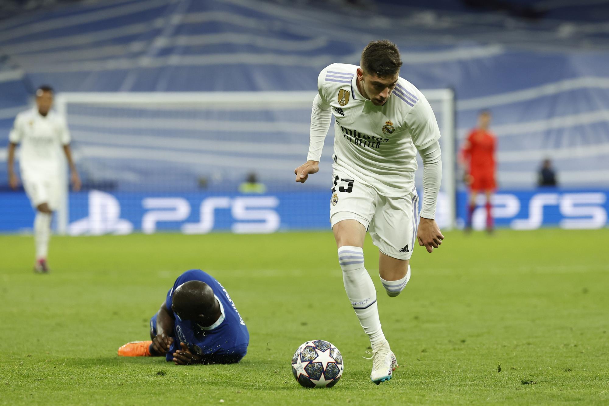 Fede Valverde encabeza una contra dejando atrás a Koulibaly, jugador del Chelsea.