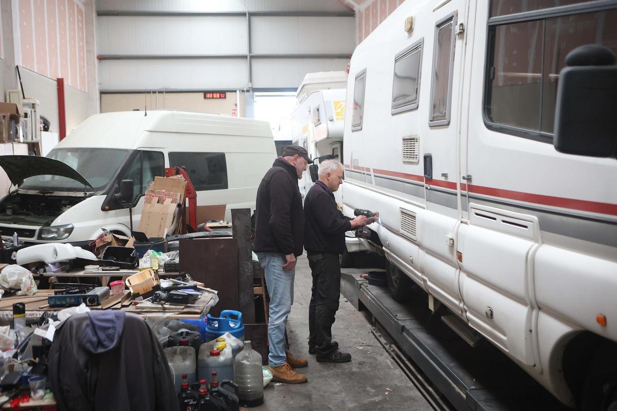Xabier Guillamett en el taller de Carlou3 en Iñás (Oleiros)
