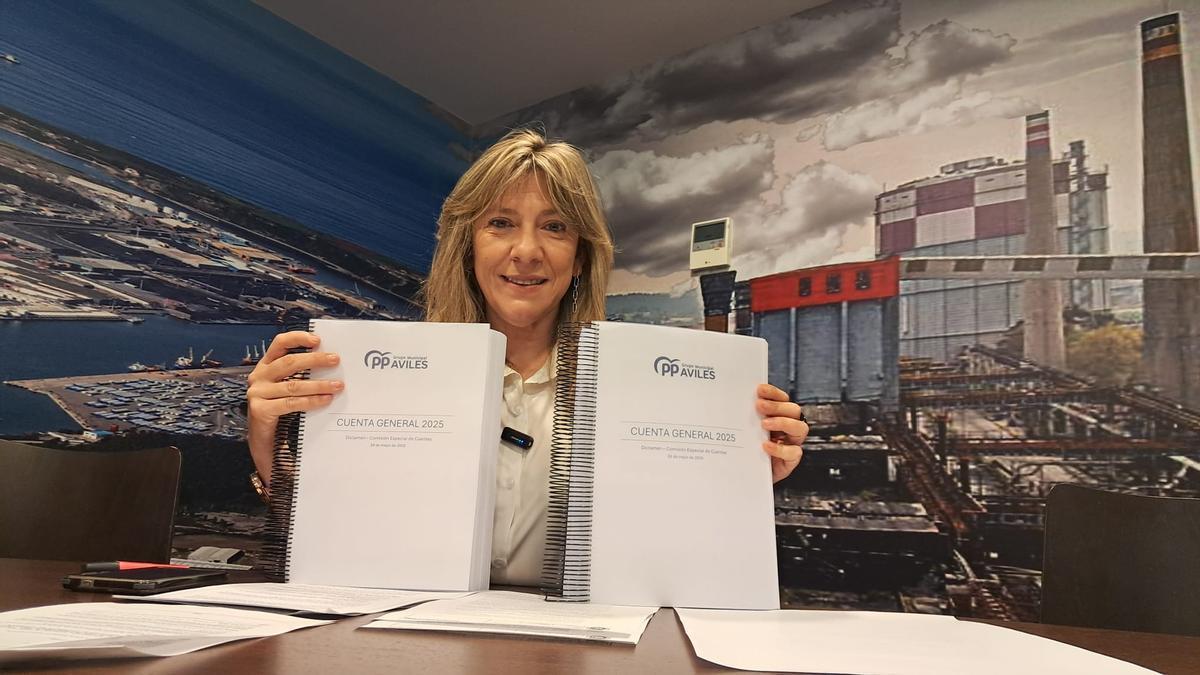 Esther Llamazares, con la documentación de la cuenta general de 2025