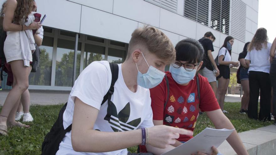 Estudiants a la UManresa, després de l&#039;examen de Castellà |