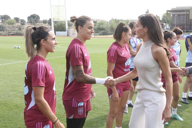La reina Letizia saluda a las jugadoras de la Selección Nacional de Fútbol