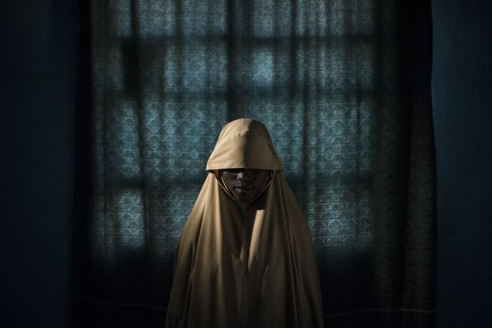 Aisha (14) en un retrato en Maiduguri, en Estado de Borno, Nigeria. Después de ser secuestrada por Boko Haram, a Aisha se le asignó una misión de bombardeo suicida, pero logró escapar y encontrar ayuda en lugar de detonar las bombas.