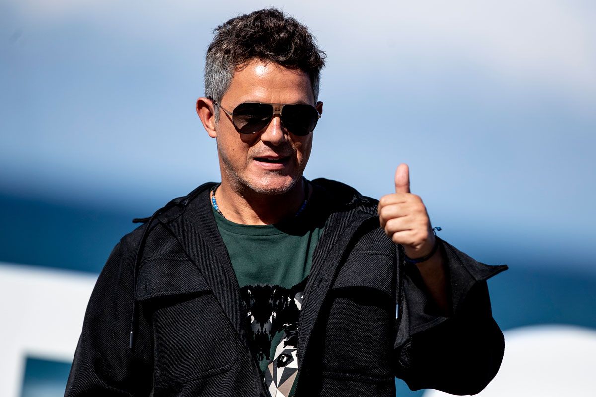 Alejandro Sanz posando