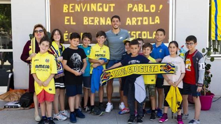 El centrocampista castellonense visita el CEIP Bernat Artola