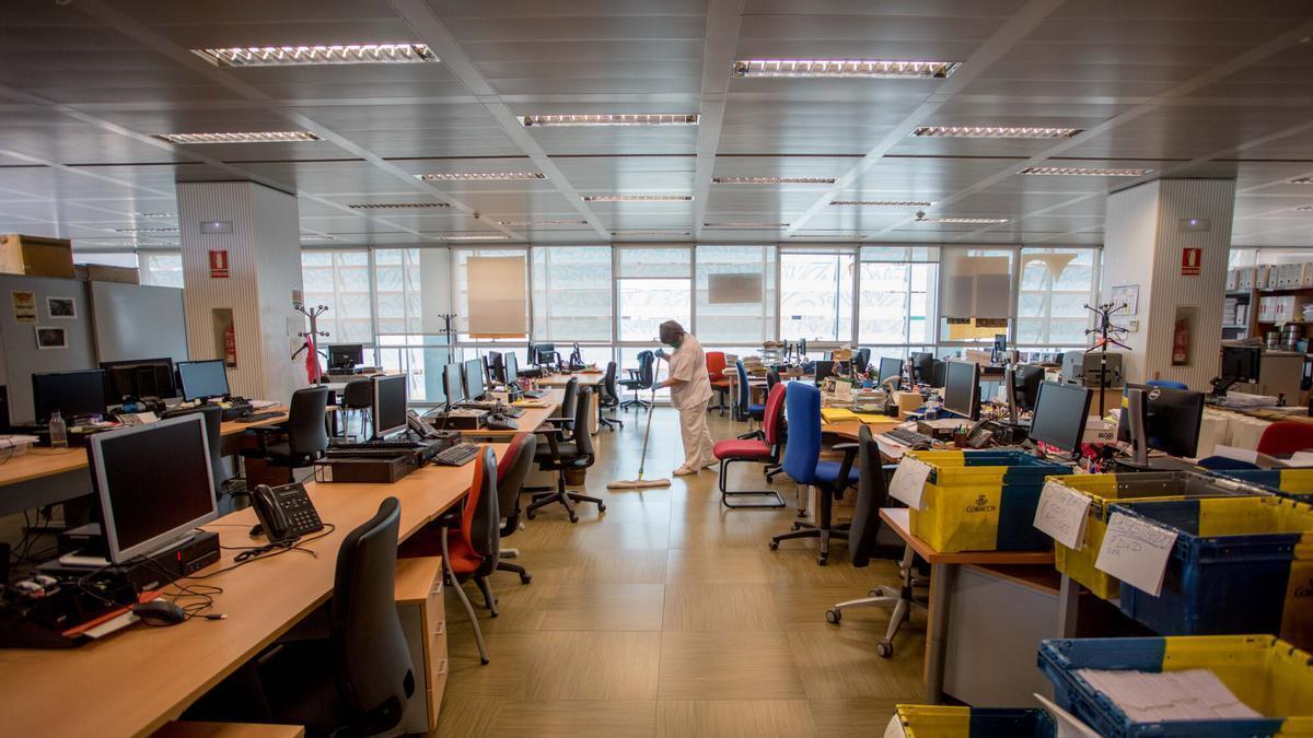 Interior de la Ciudad Administrativa 9 d'Octubre, vacía tras declararse el estado de alarma.
