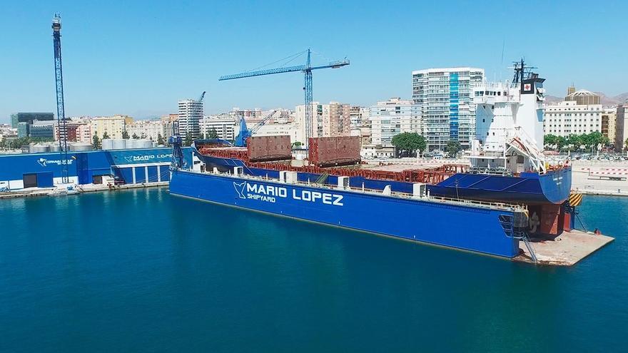 El dique flotante &#039;Andalucía&#039; sale del Puerto de Málaga para su inspección en seco
