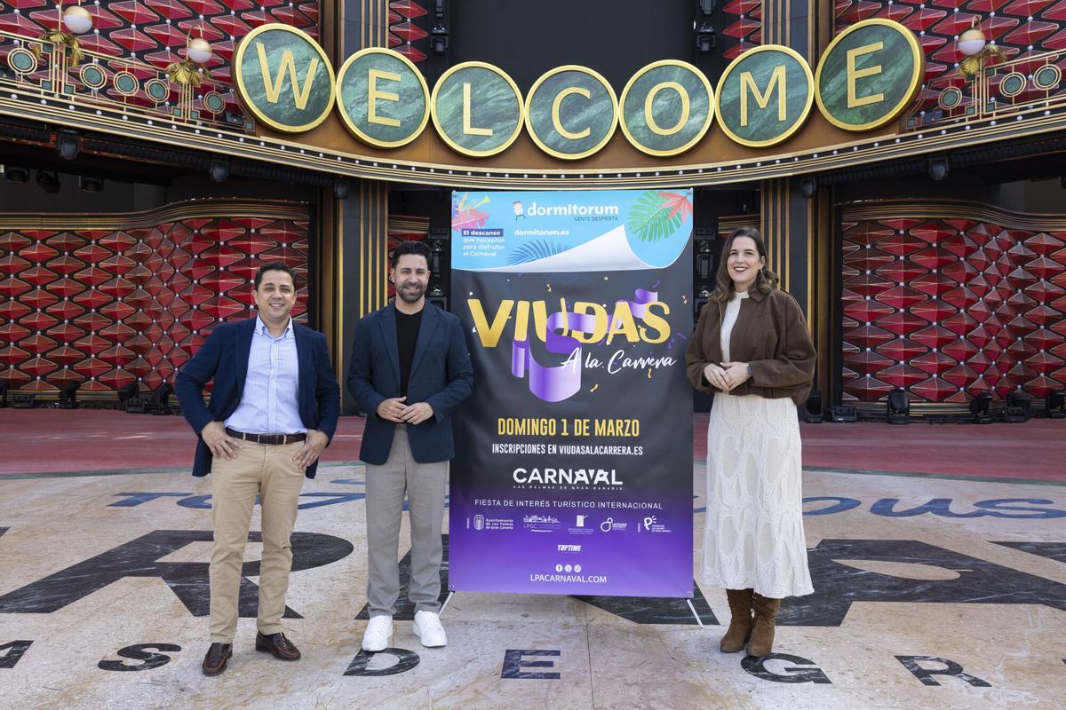 Los concejales Héctor Alemán y Carla Campoamor, junto al director general de Dormitorum, Emilio Stur Reyes, durante la presentación de la carrera.