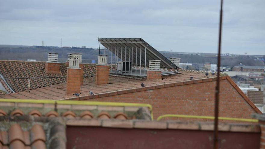 Paneles fotovoltaicos en un edificio de la ciudad.