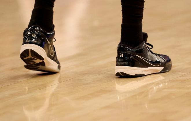 Wilson Chandler de los Brooklyn Nets rinde homenaje a Kobe Bryant llevando unas zapatillas con los dorsales de Kobe Bryant durante su partido en el Madison Square Garden.