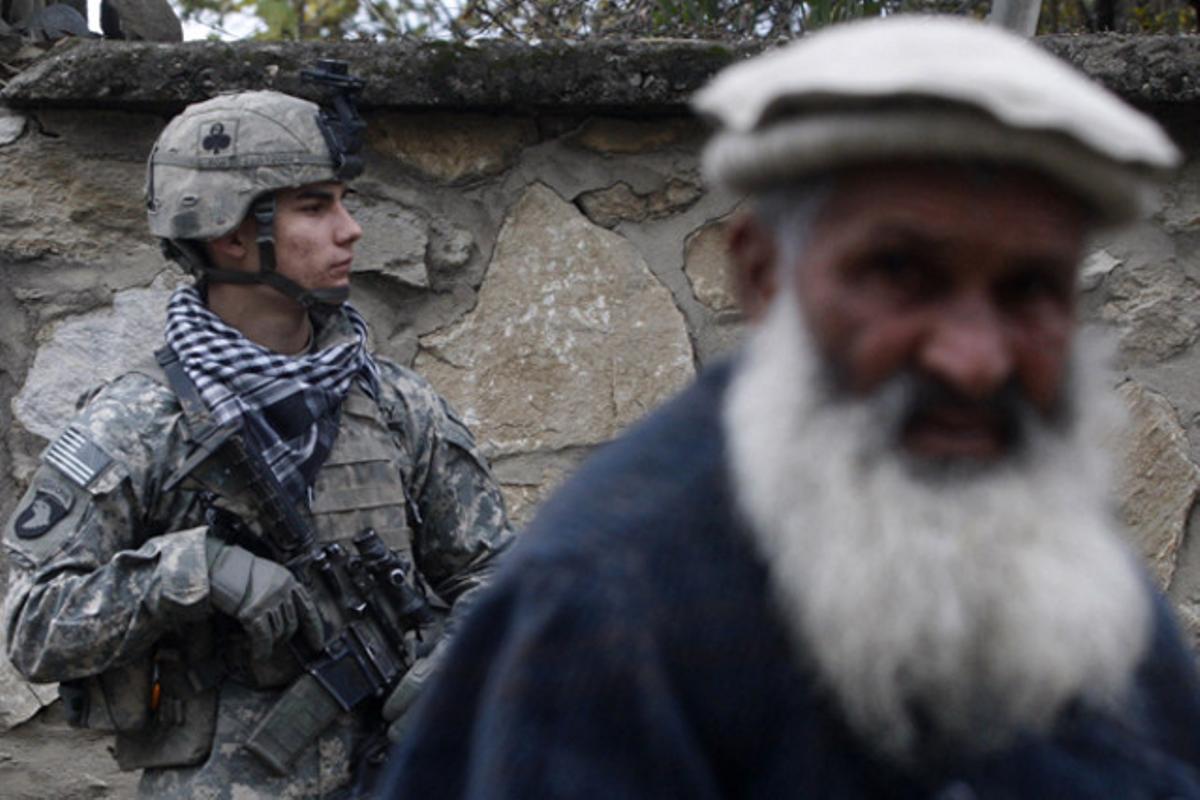 Un soldat nord-americà al costat d’un vell afganès patrulla al districte de Chokway, a l’est de l’Afganistan.