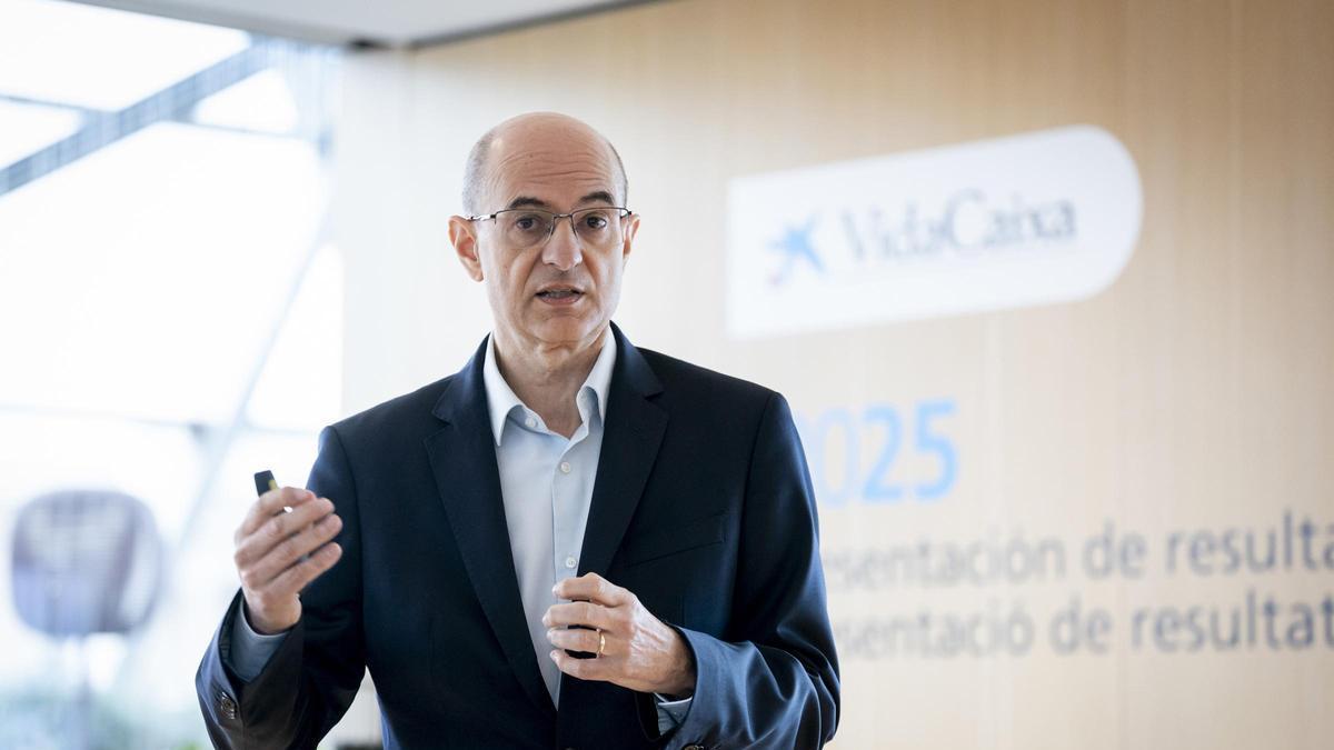 El consejero director general de VidaCaixa, Javier Valle, durante la presentación de los resultados de la entidad de 2025