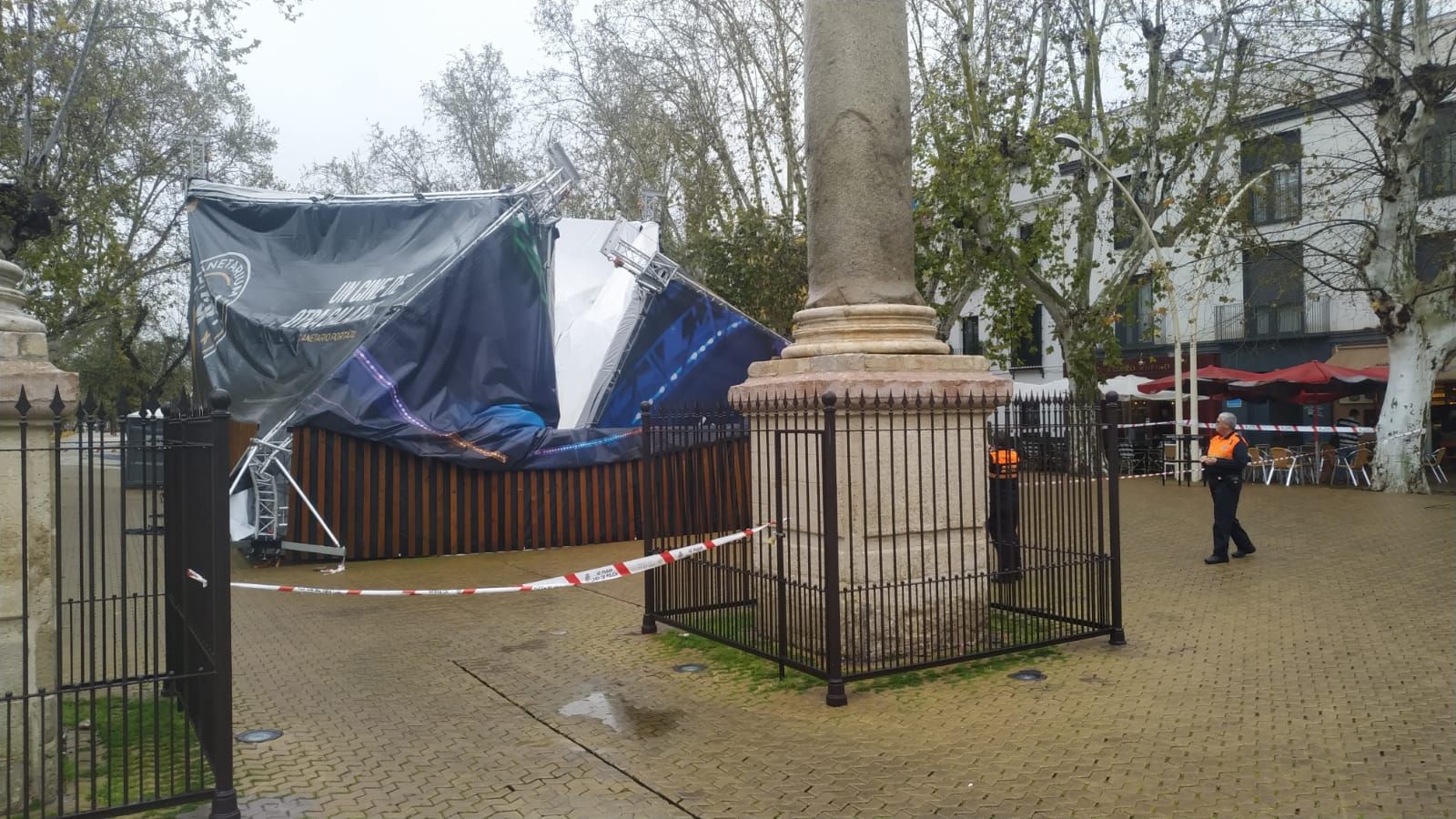Imágenes del desplome de una carpa en la Alameda en Sevilla